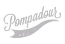 Pompadour Logo als hellgrauer, geschwungener Kursivschriftzug mit welliger Unterstreichung.