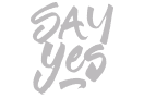 Say Yes: hellgraues Logo mit Brush-Schrift, oben SAY, darunter yes.